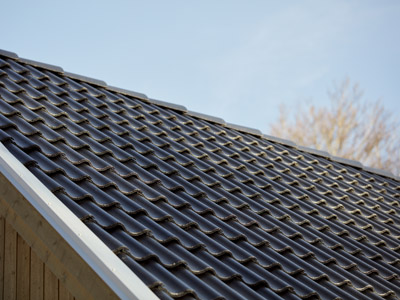 Närbild på ett svart tak med Aerlox betongpanna