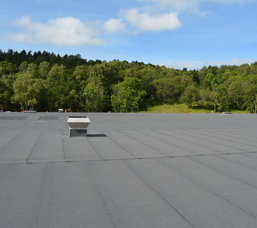 Stort låglutande tak med tätskikt Mono Skiffergrå från Icopal.