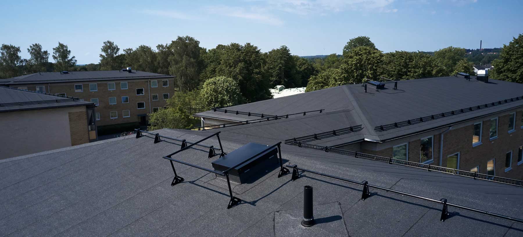 Bild på BRF Rörstorpshus Gulmåran och dess nylagda tak med Mono PM och taksäkerhet från BMI Sverige.