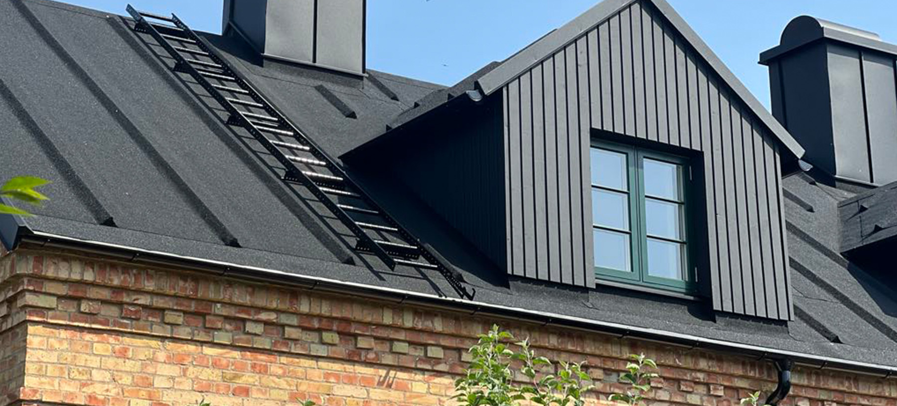 Hus med svart listtäckning, närbild