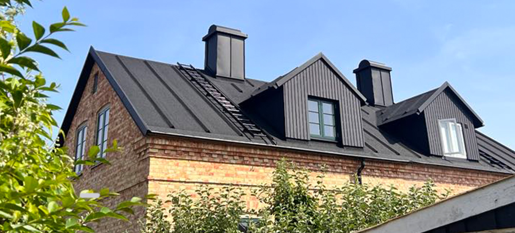 Hus med svart listtäckning