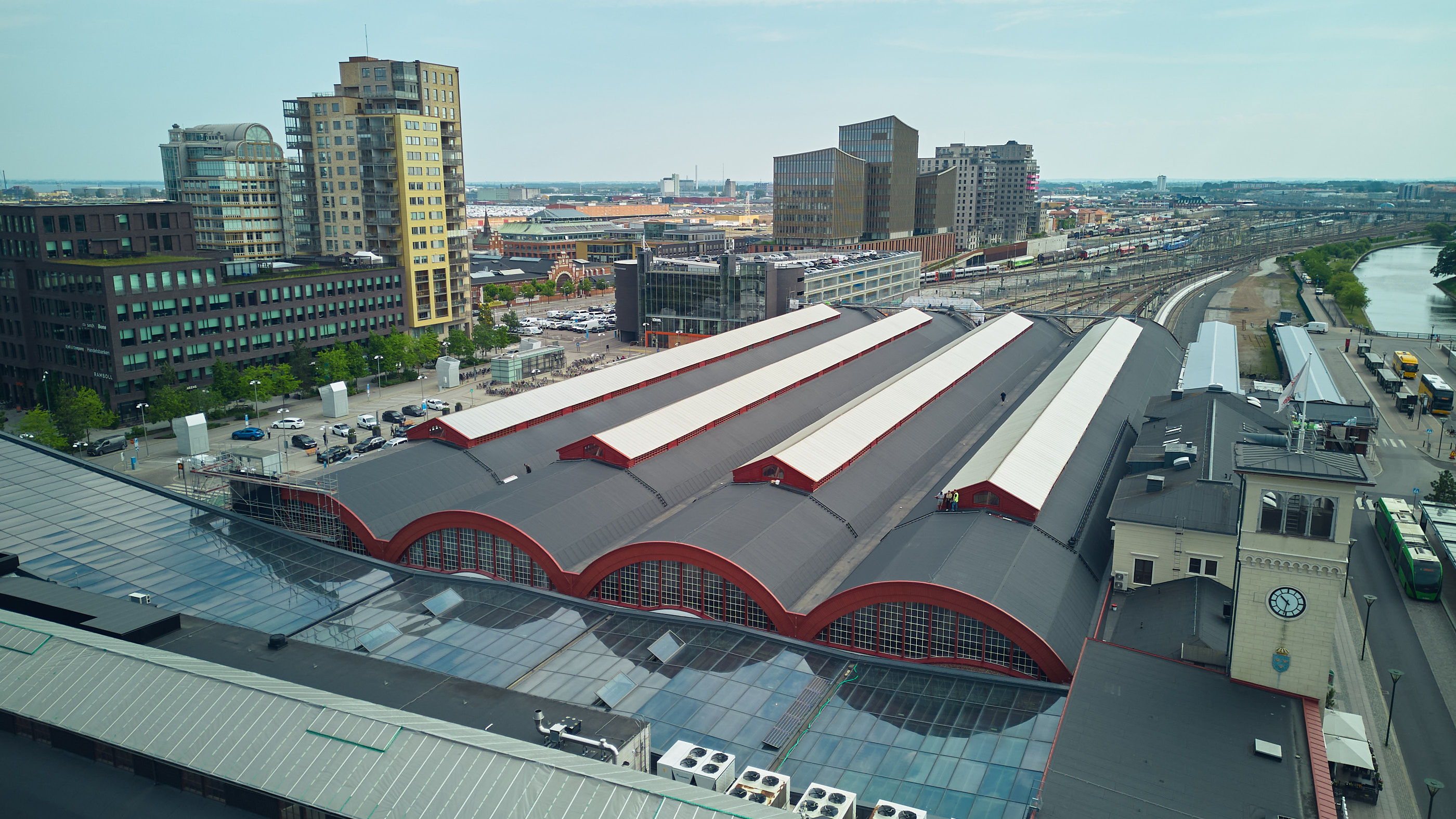 Den anrika banhallen på Malmö Centralstation har genomgått en omfattande takrenovering.