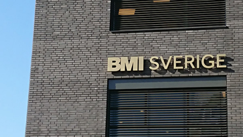 Bild på fasaden av BMI Sveriges kontor. I bakgrunden, klar blå himmel.