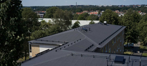 Bild på BRF Rörstorpshus Gulmåran och dess nylagda tak med Mono PM och taksäkerhet från BMI Sverige.