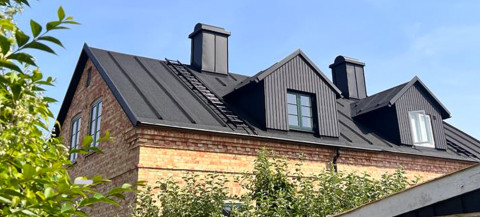 Hus med svart listtäckning