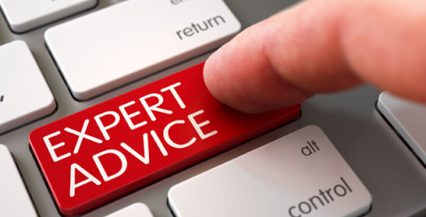 Röd tangentknapp med texten "Expert advice" och ett finger som är på väg att trycka på den.