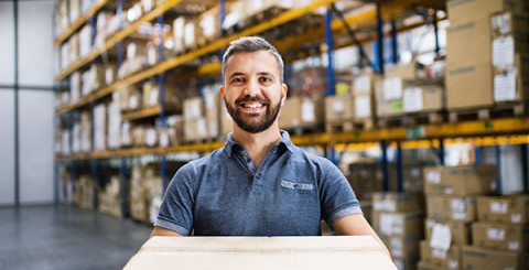 Återförsäljare som bär en låda med taktillbehör.