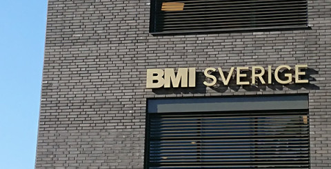 Bild på fasaden av BMI Sveriges kontor. I bakgrunden, klar blå himmel.