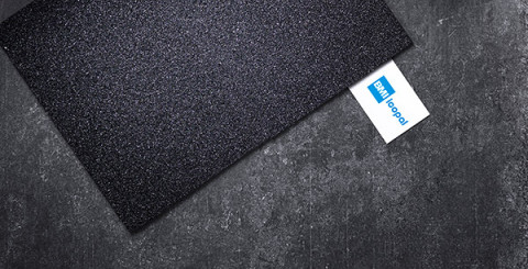 Varuprov på bitumentätskikt och Icopal-loggan.