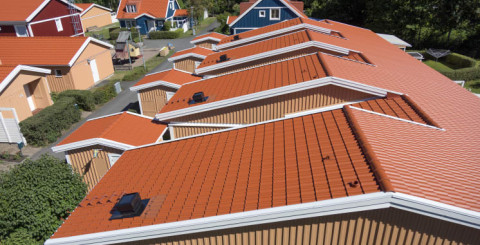 Stora bostadsrättsföreningar i Mariestad valde Moniers kompletta takkoncept med projektsupport och 15 års Tätt Tak-garanti