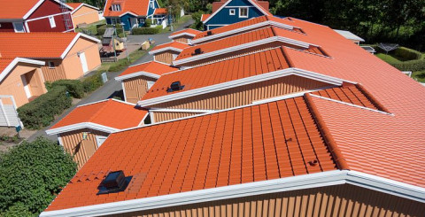 Stora bostadsrättsföreningar i Mariestad valde Moniers kompletta takkoncept med projektsupport och 15 års Tätt Tak-garanti